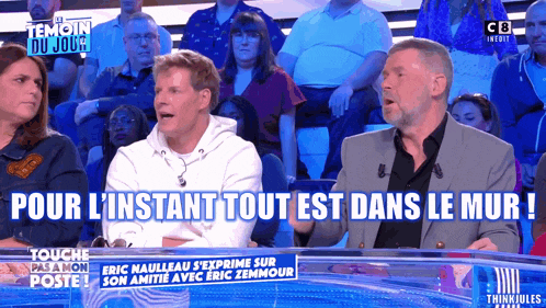 a group of people sitting in a stadium with the words pour l instant tout est dans le mur