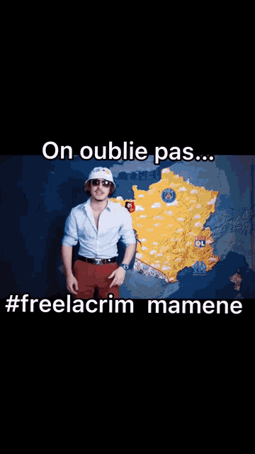 a man standing in front of a map with the words on oublie pas