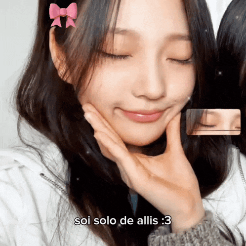 a girl with a pink bow in her hair is making a face and the caption says soi solo de allis 3