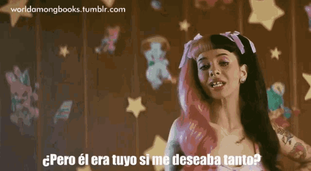 a girl with pink and blue hair says pero el era tuyo si me deseaba tanto in spanish