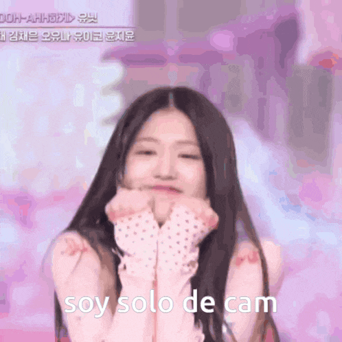 a girl with long hair and polka dot gloves is making a face and says soy solo de cam