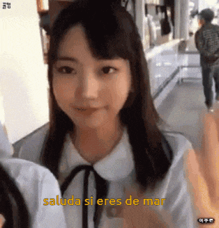 a girl says " saluda si eres de mar " in a video