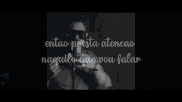 a man singing into a microphone with the words " entao vou continuar dia após dia " on the bottom