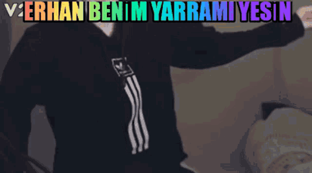 a person wearing a black shirt with the words verhan benim yarrami yesin