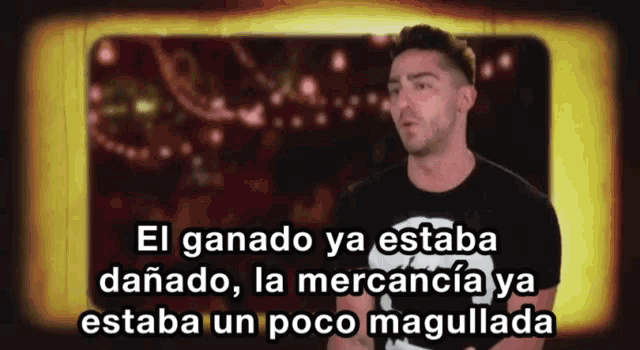 a man stands in front of a screen that says el ganado ya estaba dañado la mercancia ya estaba un poco magullada