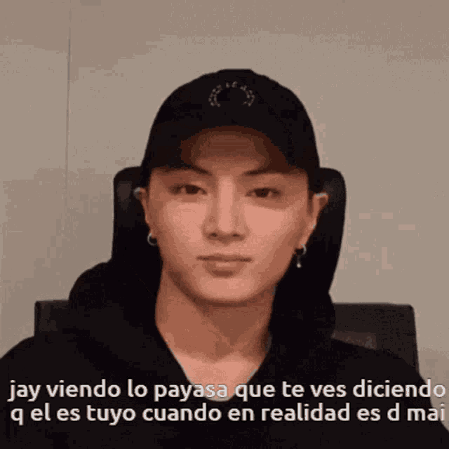a man wearing a black hat is smiling with the caption jay viendo lo payasa que te ves diciendo