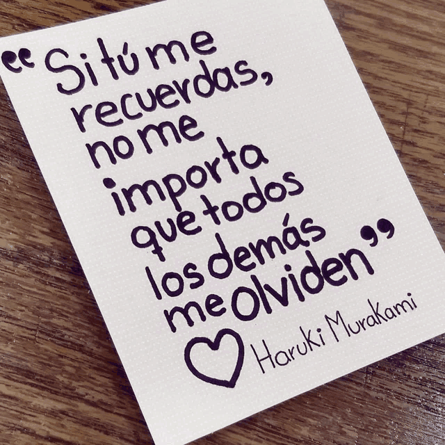 a piece of paper that says " si tu me recuerdas no me importa que todos los demas me olviden "