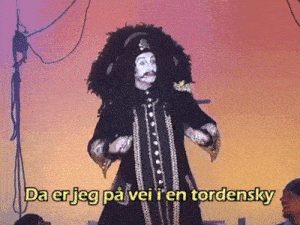 a man in a pirate costume is standing on a stage with the words da er jeg pa vei i en tordensky above him