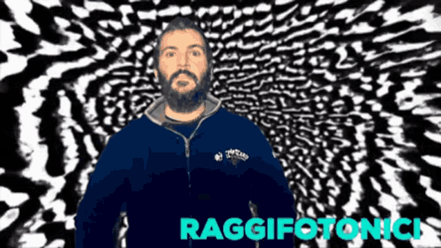 a man with a beard is standing in front of a black and white background with the words raggifotonici