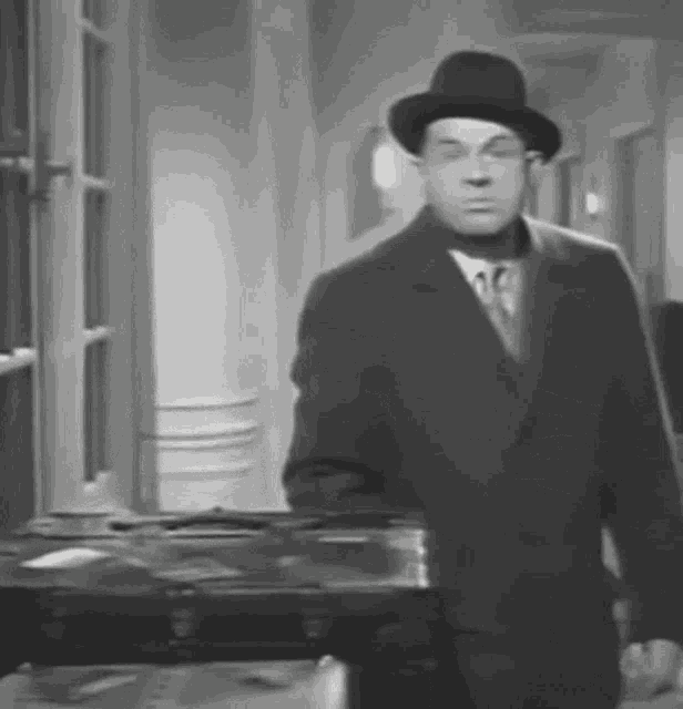 Hide Not Me GIF - Hide Not Me Detective GIFs