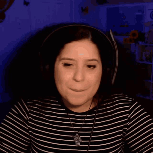 a woman wearing headphones says " estan pasao " on the screen