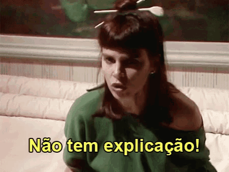 a woman in a green shirt is sitting on a couch and says " não tem explicacao "