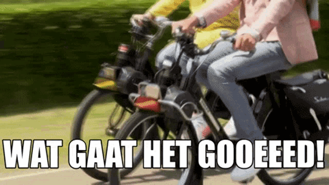 a group of people are riding bicycles with the words wat gaat het gooeed