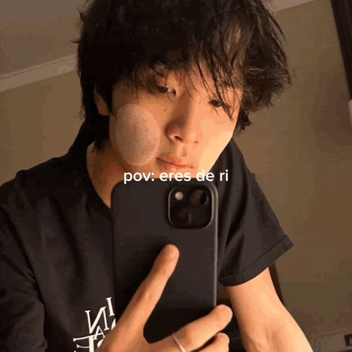 a man taking a picture of himself with the words pov eres de ri on the bottom