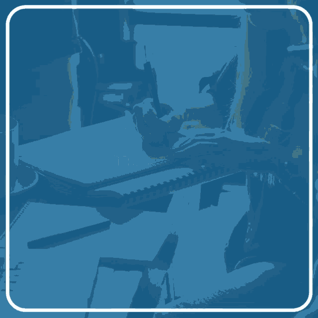 a blue background with the words quieres aprender a crear tu propia startup written on it