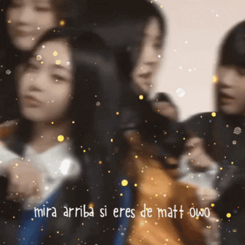 a blurred image of a group of people with the words mira arriba si eres de matt owo on the bottom