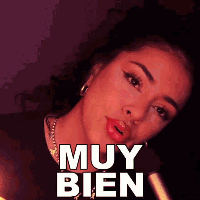 a woman singing into a microphone with the words muy bien written on the bottom
