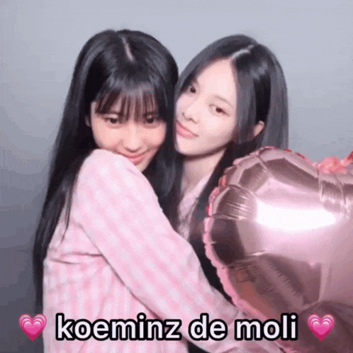 two girls hugging each other with the words koeminz de moli in the corner