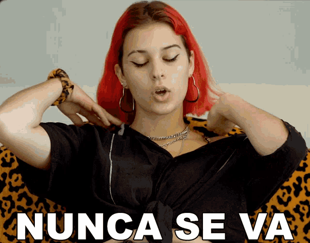 a woman with red hair is making a funny face and the words nunca se va are below her