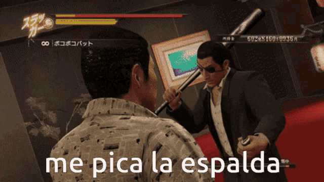 a man in a suit is holding a bat and the words me pica la espalda are on the screen