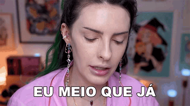 a woman with green hair says eu meio que ja in a pink shirt