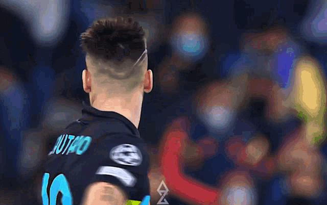 a soccer player with the name lautaro and the number 10 on his jersey