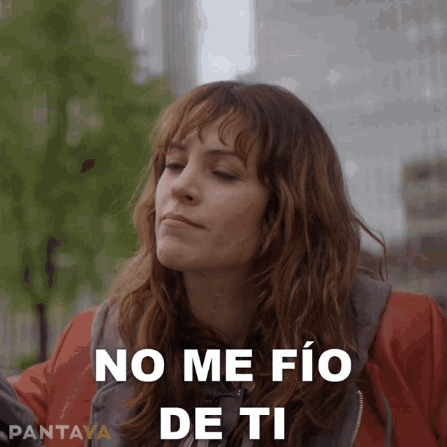 a woman says " no me fio de ti " in a foreign language