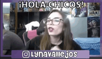 a woman wearing glasses says hola chicos on a screen