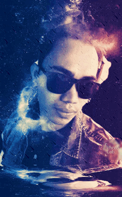 a picture of a person with sunglasses and the word photo on the bottom right