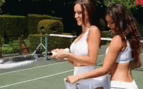 Mujeres Intentando Jugar Tenis GIF - Mujer Tenis Sexy GIFs
