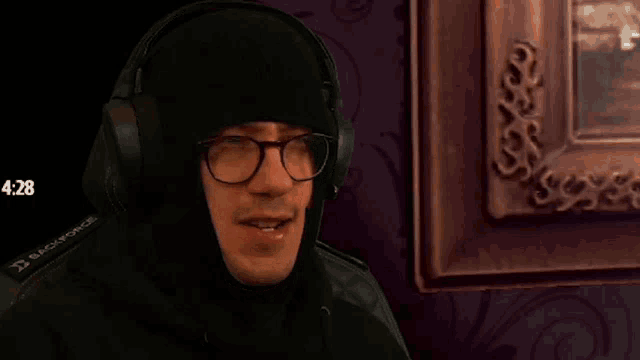 a man wearing glasses and headphones with the words dat macht überhaupt kein sinn below him