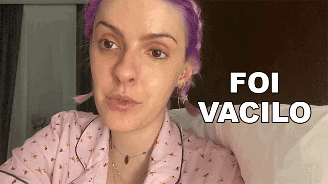 a woman with purple hair has the words foi vacilo above her head