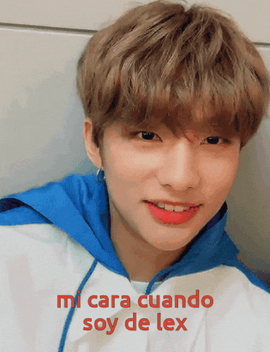a young man wearing a blue and white jacket with the words mi cara cuando soy de lex above him