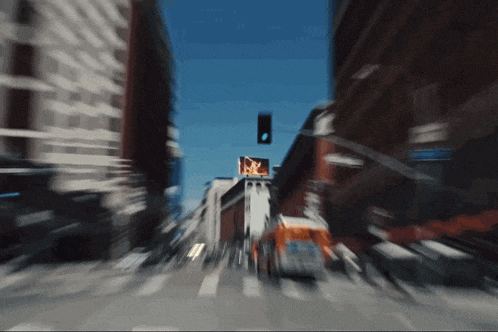 a blurry picture of a city street with a red light on