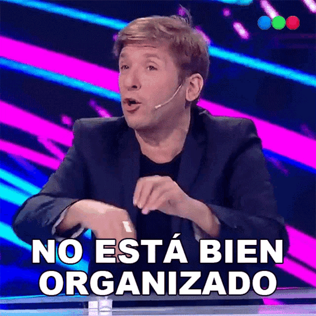 a man with a microphone in his ear says " no esta bien organizado "