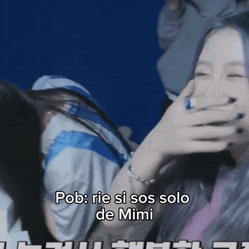 a woman covering her mouth with her hand and the words " pob rie si sos solo de mimi " written on the bottom