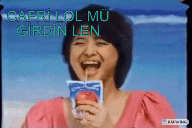 a woman drinking an apple juice with a straw and the words capri lol mu girdin len