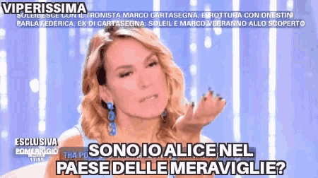 a woman in a blue dress says sono io alice nel paese delle meravigliie