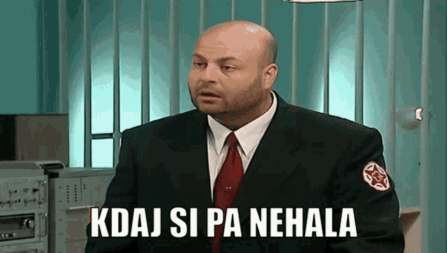 a man in a suit and tie says kdaj si pa neha