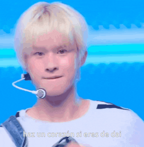 a man with a microphone around his neck says haz un corazon si eres de dal