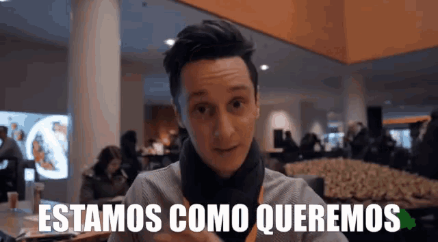 a man says " estamos como queremos " in spanish