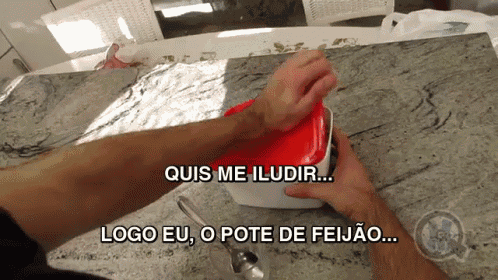 a person holding a red container with the words quis me iludir logo eu o pote de feijao written below it