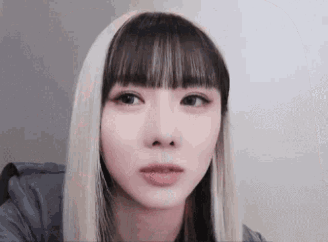 Sua Yoohyeon GIF - Sua Yoohyeon Staring GIFs