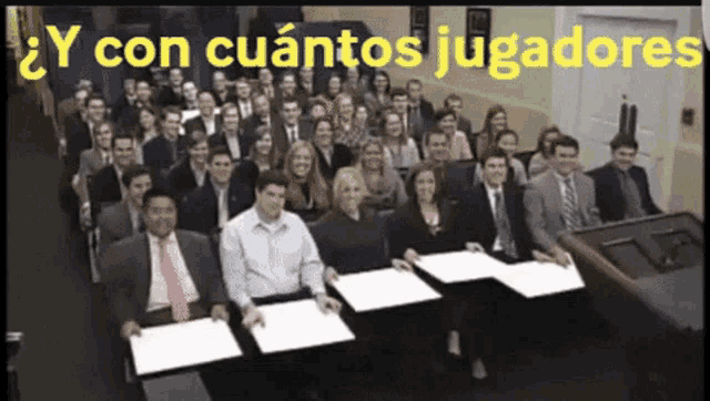 a large group of people sitting in a room with the words y con cuantos jugadores