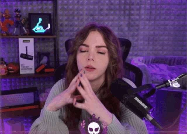 Loeya Hmm GIF