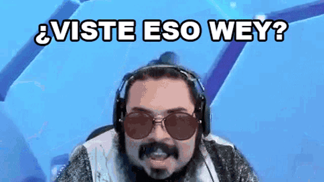 a man wearing headphones and sunglasses with the words viste eso wey above him