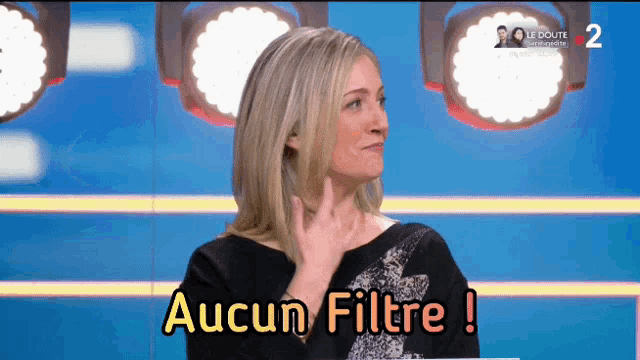 a woman says aucun filtre in a foreign language