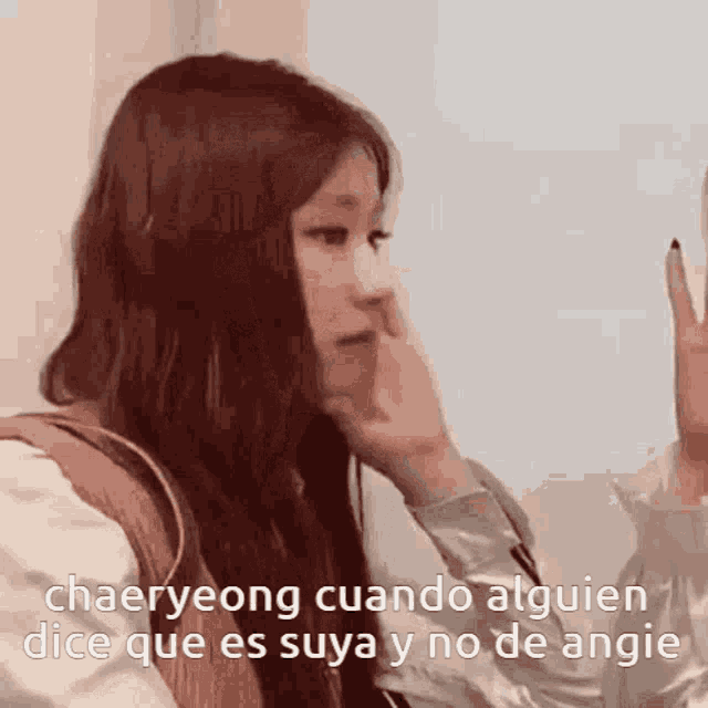 a girl with long hair is looking at herself in the mirror and says chaeryeong cuando alguien dice que es suya