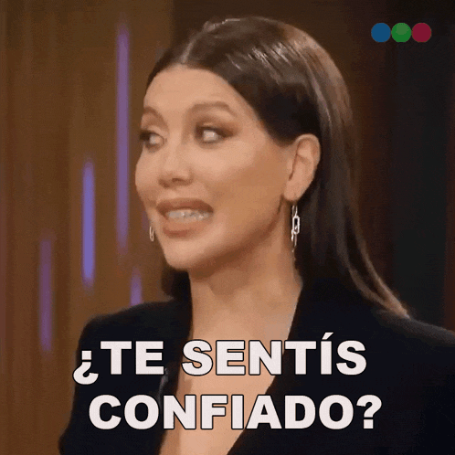 a woman is making a funny face and the words te sentis confiado are above her