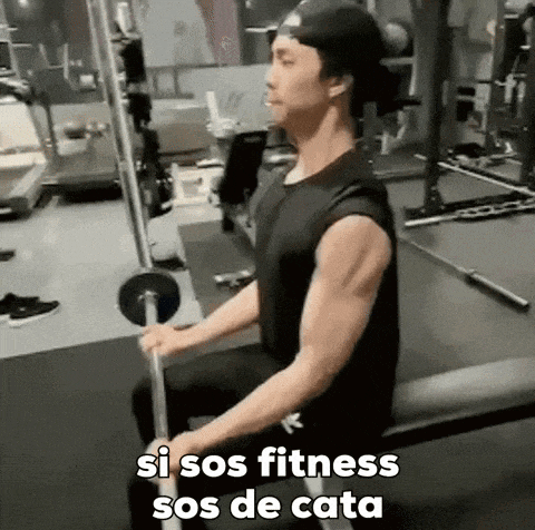 a man is lifting a barbell in a gym and says `` si sos fitness sos de cata ''